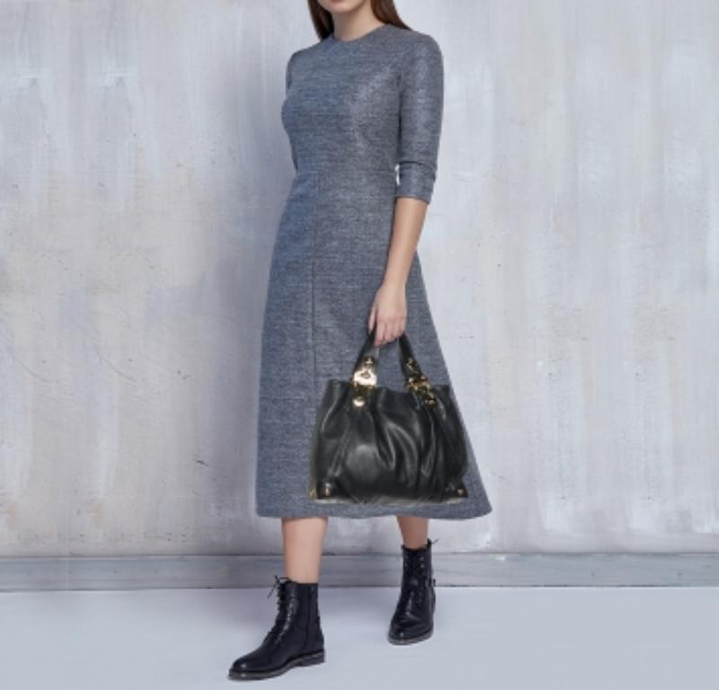 Ce fourre-tout de MK, qui trouve un bel équilibre entre essentialité et opulence, répond à toutes vos exigences en matière de sac à main. Il est doté de caractéristiques pratiques qui facilitent la vie tout au long de la journée.
