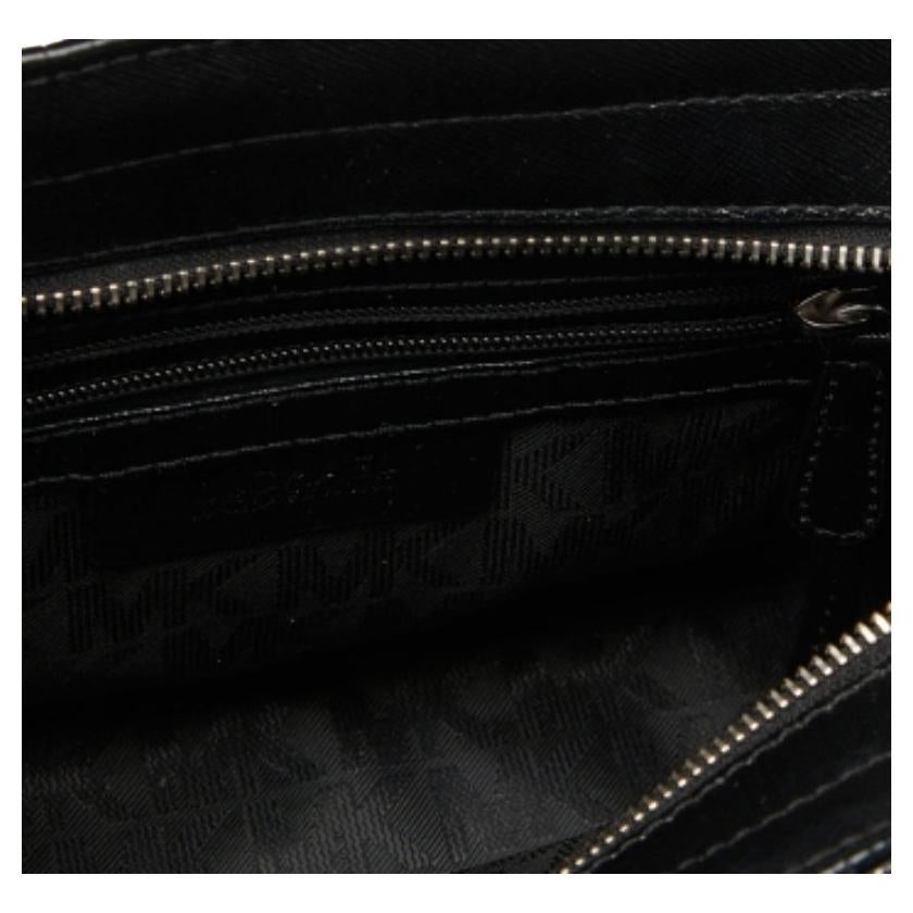 Ce séduisant sac fourre-tout pour femme a été conçu pour vous accompagner dans toutes vos journées. Pratique à transporter et d'un design à la mode, le fourre-tout est coupé avec habileté et cousu pour lui donner une belle forme. Il est bien équipé
