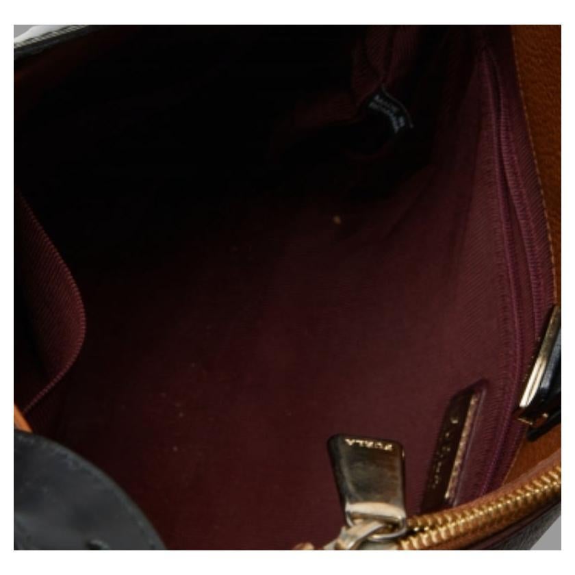 Les sacs à main élégants ne manquent jamais de faire une impression de mode. Faites vôtre ce hobo de créateur en l'associant à vos tenues de travail sophistiquées comme à vos looks décontractés chics.