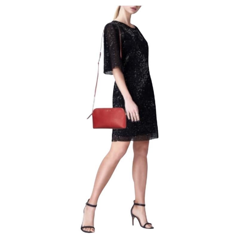 Exprimez votre style personnel avec ce sac à bandoulière haut de gamme. Fabriqué à partir de matériaux de qualité, il a été agrémenté de détails fins et présente une finition parfaite. Il dispose d'un intérieur bien dimensionné.