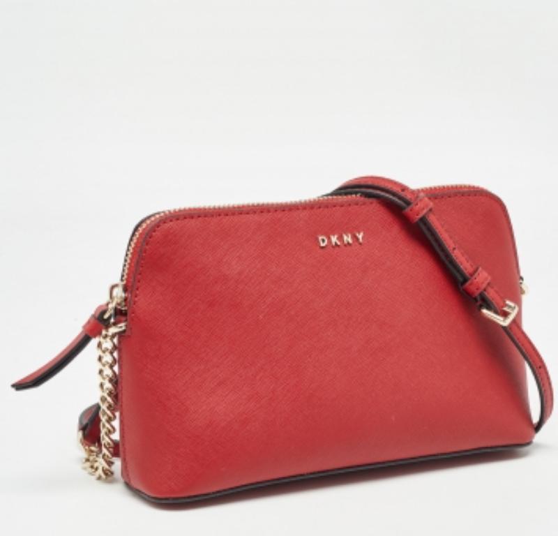 Rouge DKNY - Sac à bandoulière Bryant en cuir rouge en vente