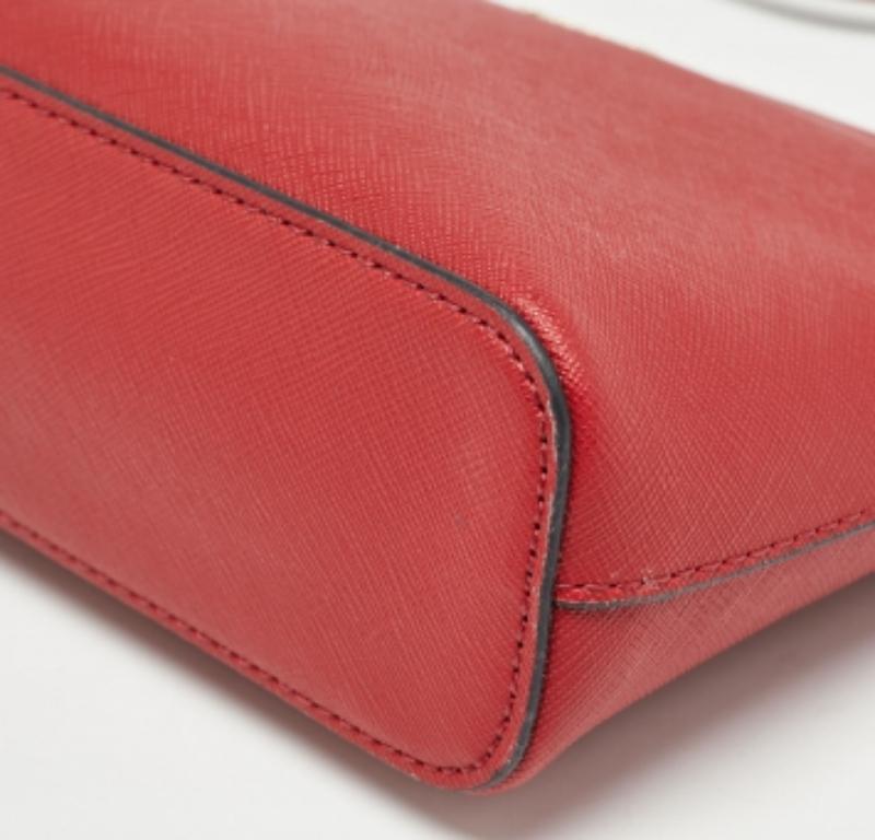DKNY - Sac à bandoulière Bryant en cuir rouge Bon état - En vente à Dubai, Al Qouz 2