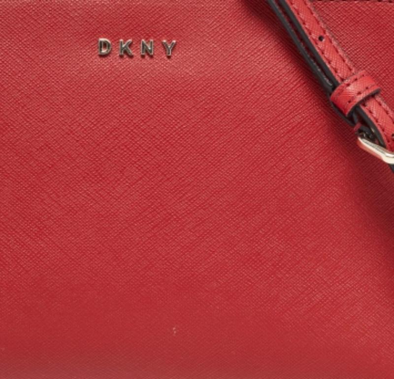 DKNY - Sac à bandoulière Bryant en cuir rouge en vente 4
