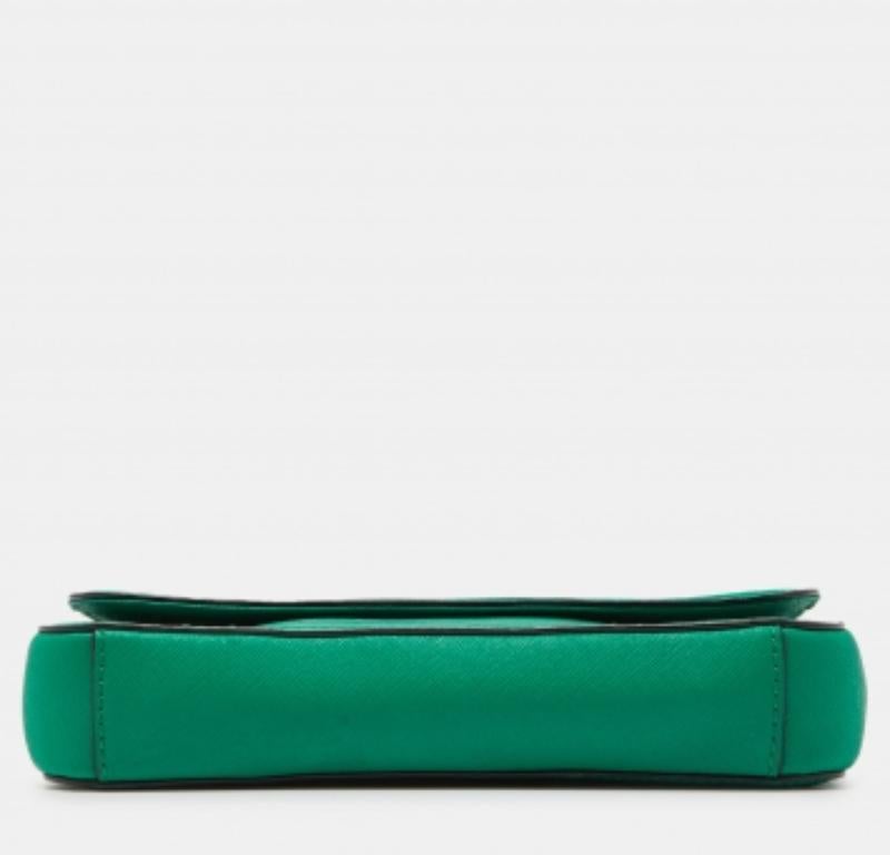DKNY Borsa a tracolla Bryant Flap in pelle verde In condizioni buone in vendita a Dubai, Al Qouz 2