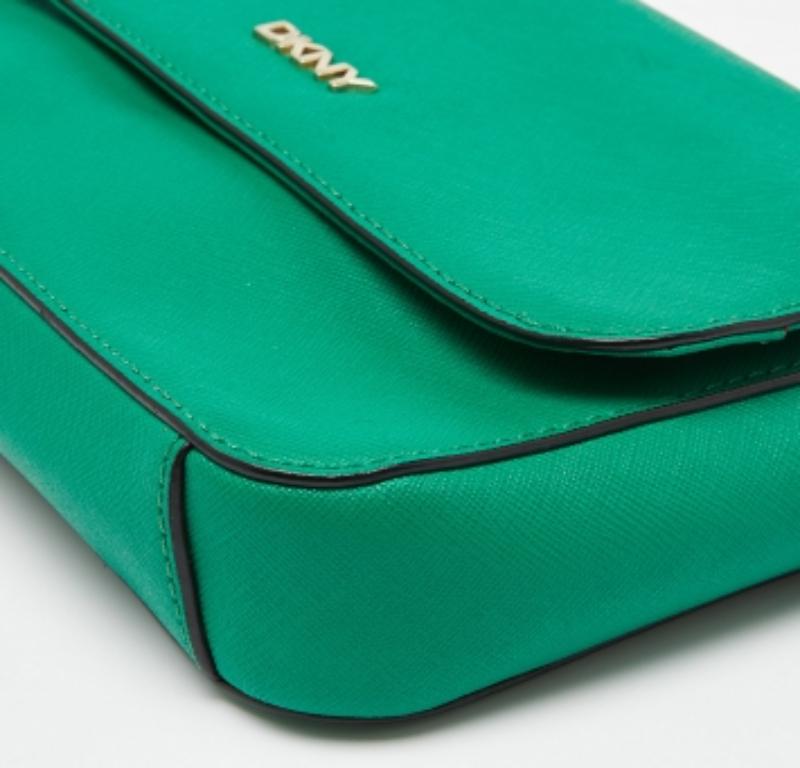 DKNY Borsa a tracolla Bryant Flap in pelle verde in vendita 1