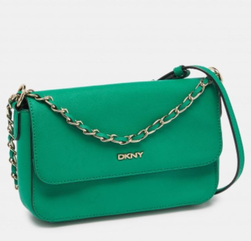 DKNY Borsa a tracolla Bryant Flap in pelle verde in vendita 3