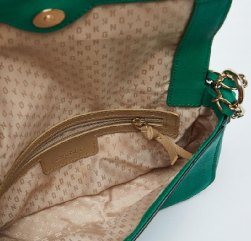 DKNY Borsa a tracolla Bryant Flap in pelle verde in vendita 5