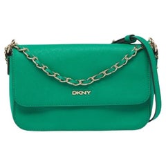 Bolso cruzado con solapa Bryant de piel verde de DKNY