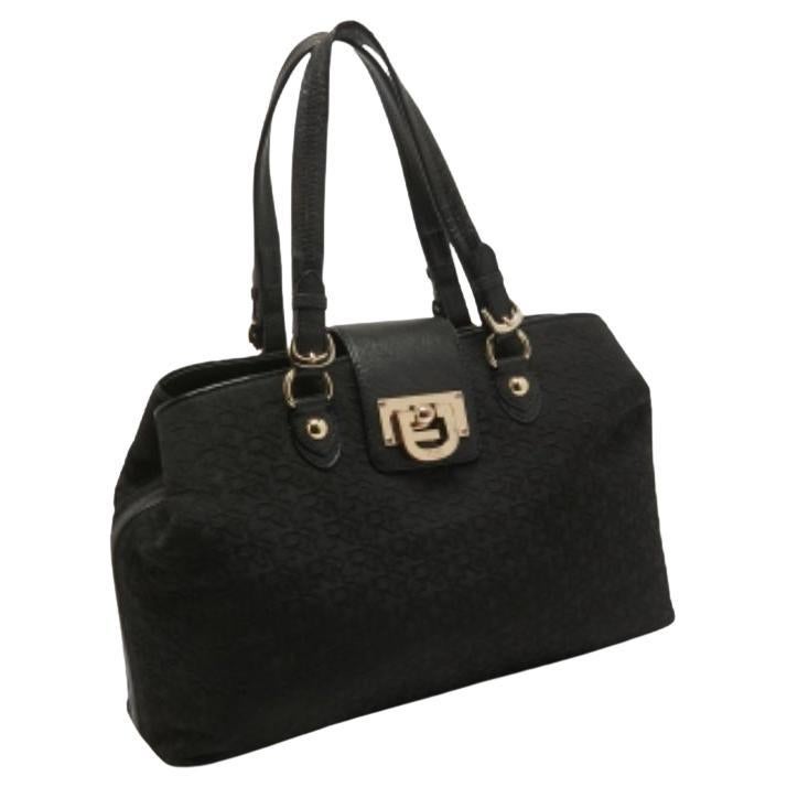 La tradition d'excellence de la maison de couture, associée à des sensibilités de design modernes, fait de ce sac une pièce unique. C'est un accessoire fabuleux pour un usage quotidien.