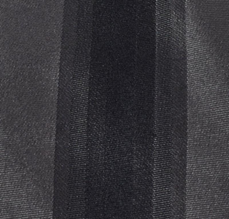 Fabriquée à partir de 100 % de soie, cette cravate Boss By Hugo Boss pour homme présente un motif à rayures grises. Cet accessoire finement taillé apportera une touche de charme.
