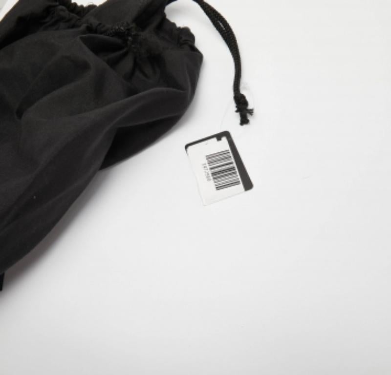 Nero DKNY Portafoglio con patta in pelle saffiano nera con catena in vendita