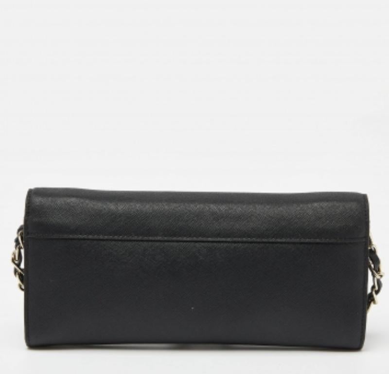 DKNY Portafoglio con patta in pelle saffiano nera con catena In condizioni discrete in vendita a Dubai, Al Qouz 2