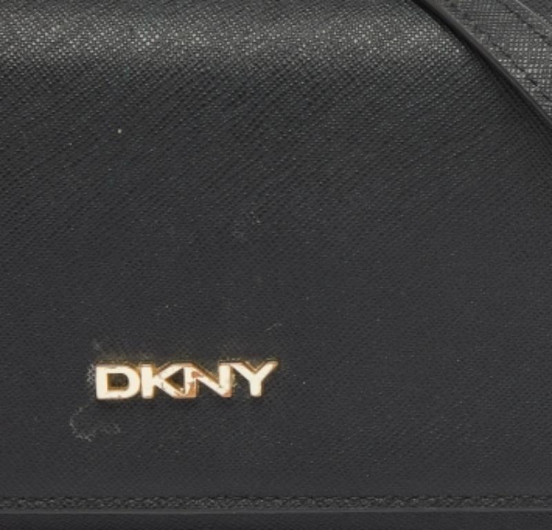 Donna DKNY Portafoglio con patta in pelle saffiano nera con catena in vendita