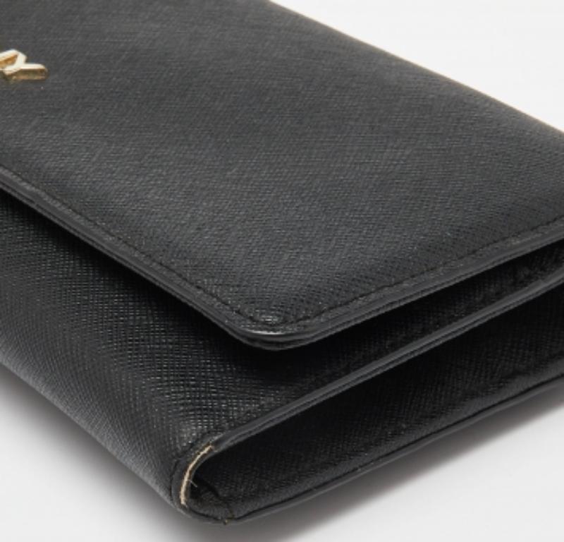 DKNY Portafoglio con patta in pelle saffiano nera con catena in vendita 1