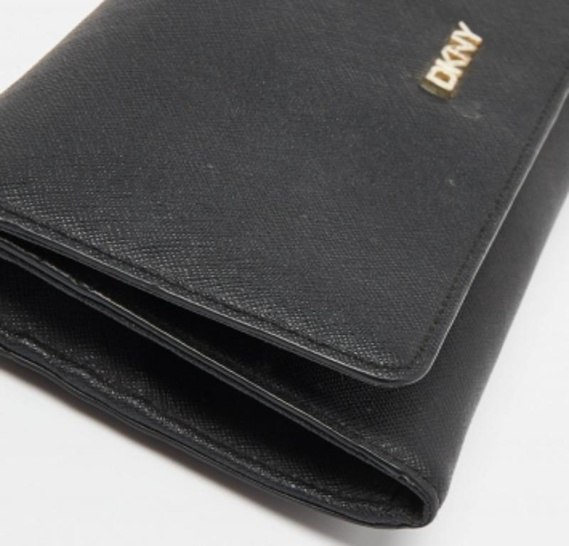 DKNY Portafoglio con patta in pelle saffiano nera con catena in vendita 2