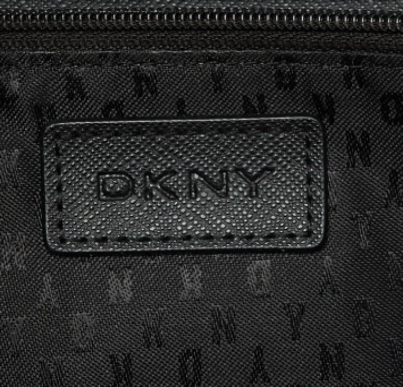 DKNY Portafoglio con patta in pelle saffiano nera con catena in vendita 4
