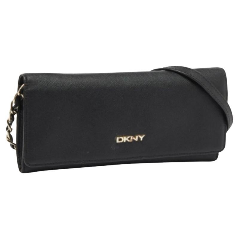 DKNY Portafoglio con patta in pelle saffiano nera con catena