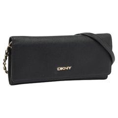 DKNY Cartera con solapa de piel saffiano negra con cadena