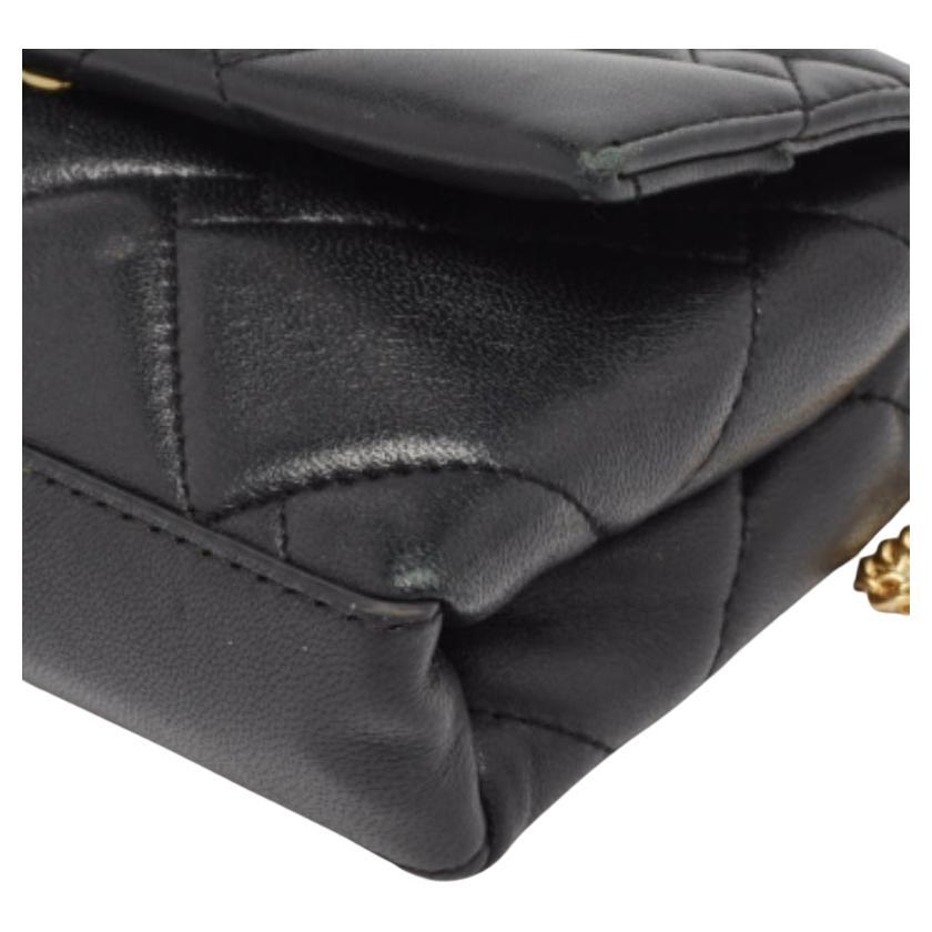 Questa pochette nera DKNY è una creazione caratterizzata da un'eccellente artigianalità e da uno stile raffinato. Questa pochette con patta è realizzata con maestria e rifinita in modo impeccabile per essere un accessorio di lusso nelle tue mani.