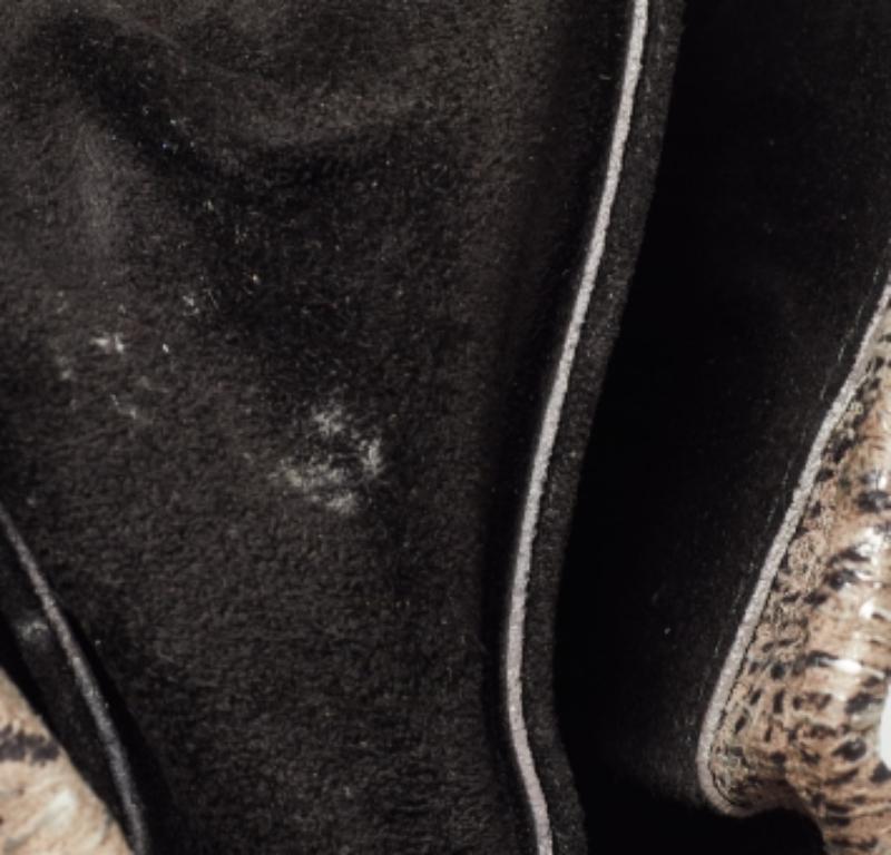Este bolso de mano Furla es una creación marcada por una excelente artesanía y un estilo refinado. Este bolso de mano con solapa está elaborado con destreza y acabado impecable para ser un accesorio de lujo en tu mano.