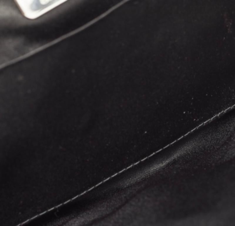 Furla Bolso de piel de serpiente gris/plata con lazo en relieve en Bueno estado para la venta en Dubai, Al Qouz 2