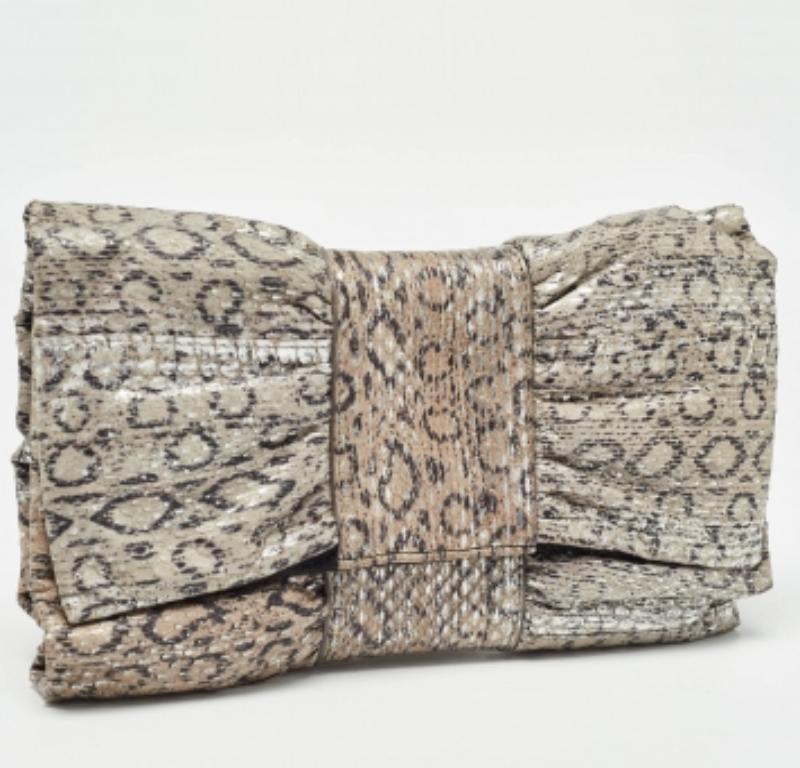 Furla Bolso de piel de serpiente gris/plata con lazo en relieve en venta 1