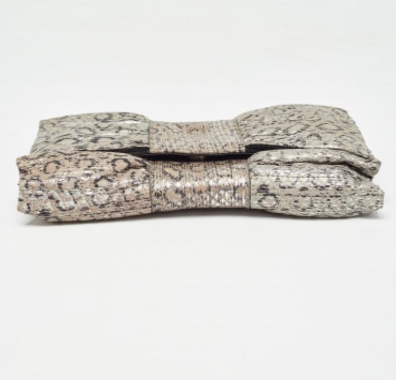 Furla Bolso de piel de serpiente gris/plata con lazo en relieve en venta 3