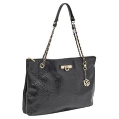 Tote DKNY de piel negra con cadena de dijes