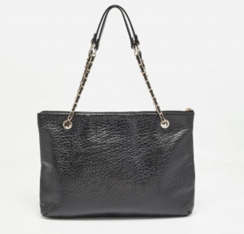 Noir DKNY - Fourre-tout en cuir noir avec chaîne à breloques en vente