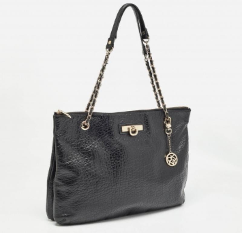 DKNY - Fourre-tout en cuir noir avec chaîne à breloques Bon état - En vente à Dubai, Al Qouz 2