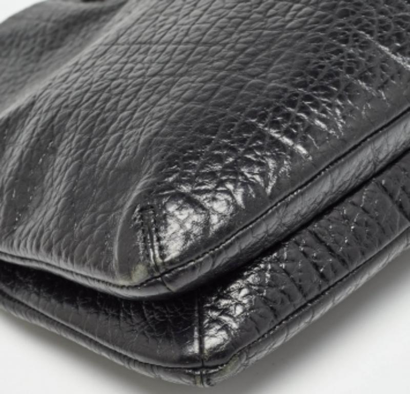 DKNY - Fourre-tout en cuir noir avec chaîne à breloques en vente 2