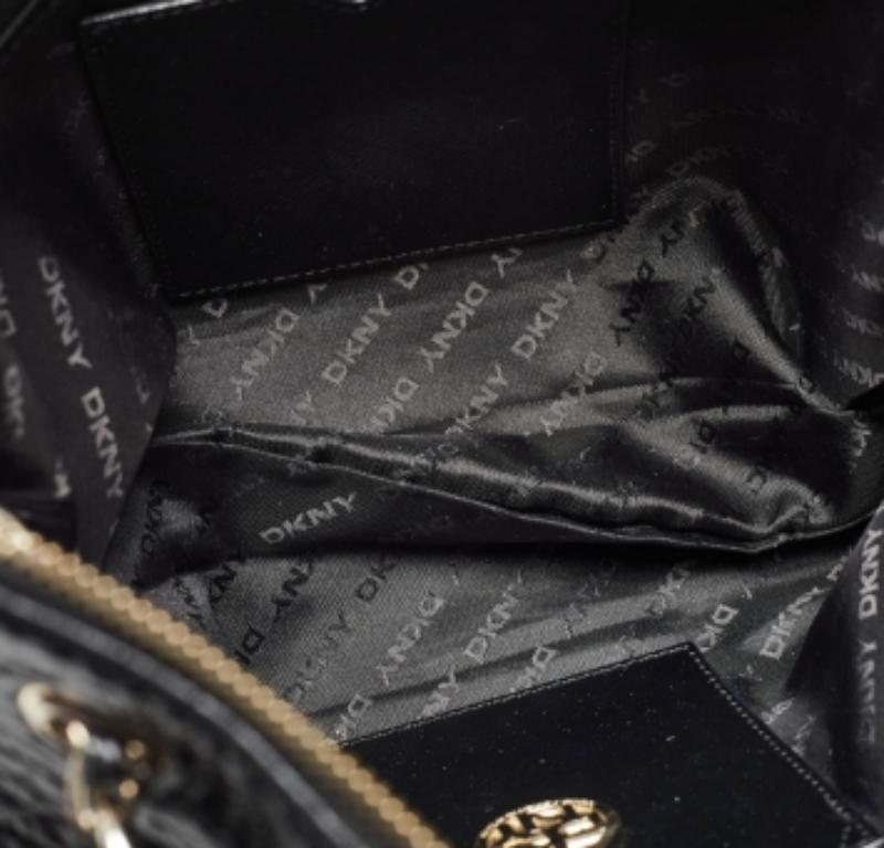 DKNY - Fourre-tout en cuir noir avec chaîne à breloques en vente 4