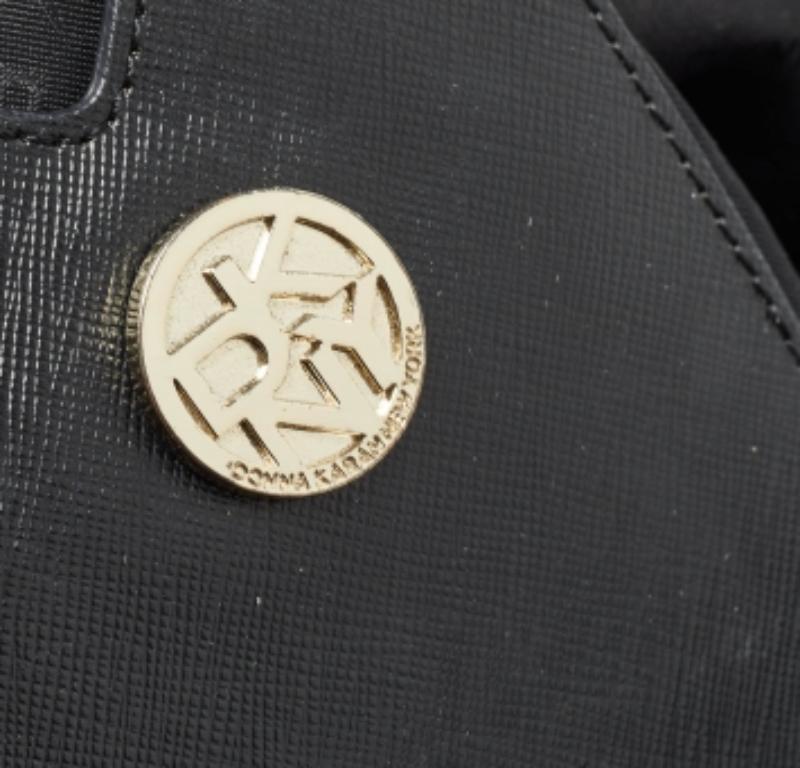 DKNY - Fourre-tout en cuir noir avec chaîne à breloques en vente 5