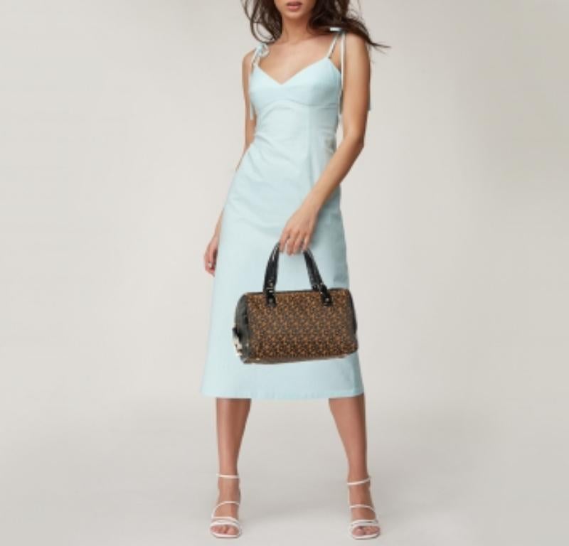 Esta cartera está confeccionada con materiales de la mejor calidad en un diseño elegante. Versátil y funcional, tiene un buen tamaño para su uso diario.