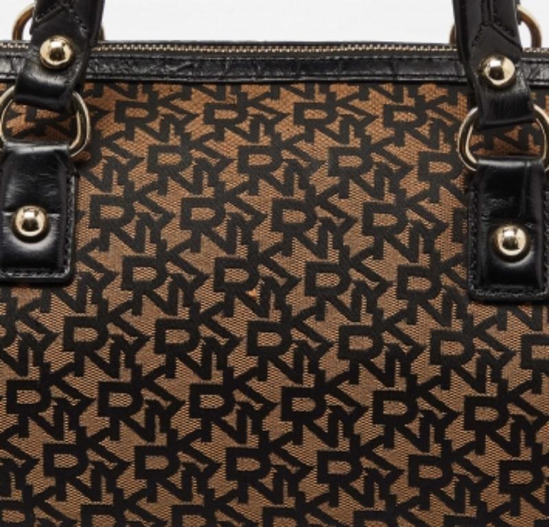 Cartera DKNY de lona marrón/negra y piel grabada con cocodrilo en Bueno estado para la venta en Dubai, Al Qouz 2