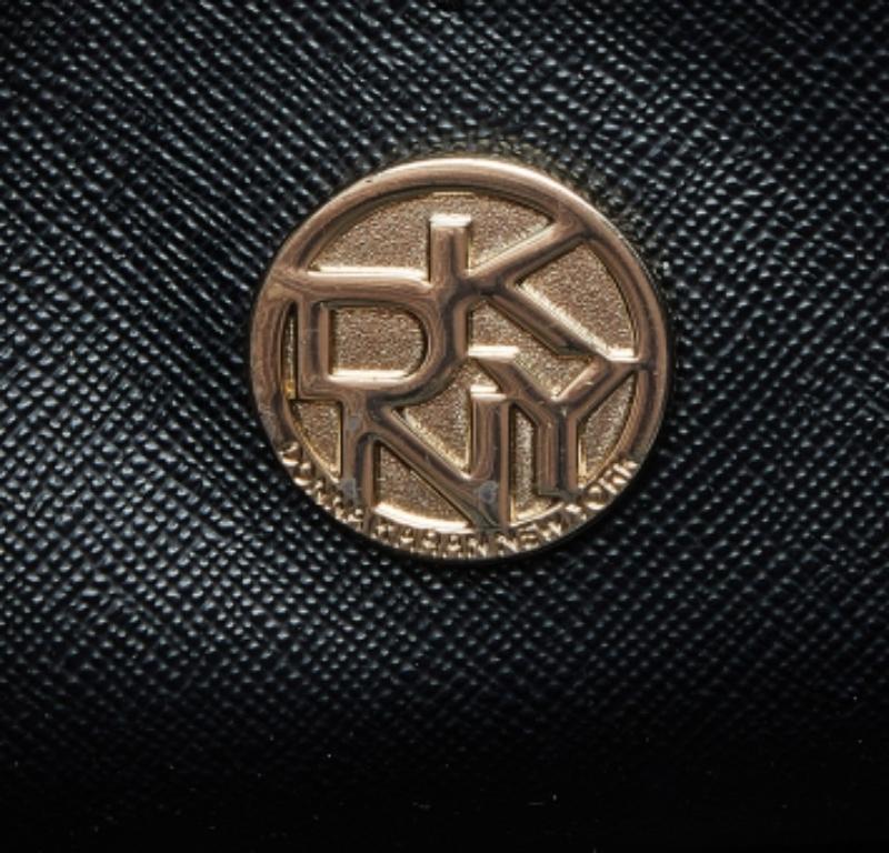 Cartera DKNY de lona marrón/negra y piel grabada con cocodrilo en venta 3