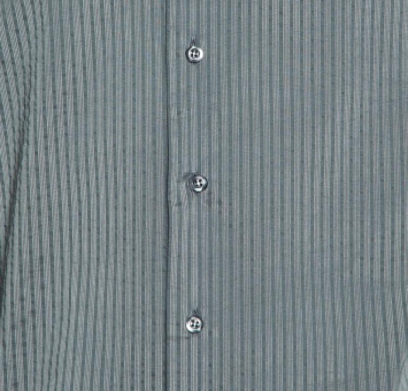 Poiché le camicie sono un elemento indispensabile del guardaroba, Emporio Armani  ti propone una creazione versatile ed elegante. È stato confezionato con tessuti di alta qualità per un look e una vestibilità di classe.
