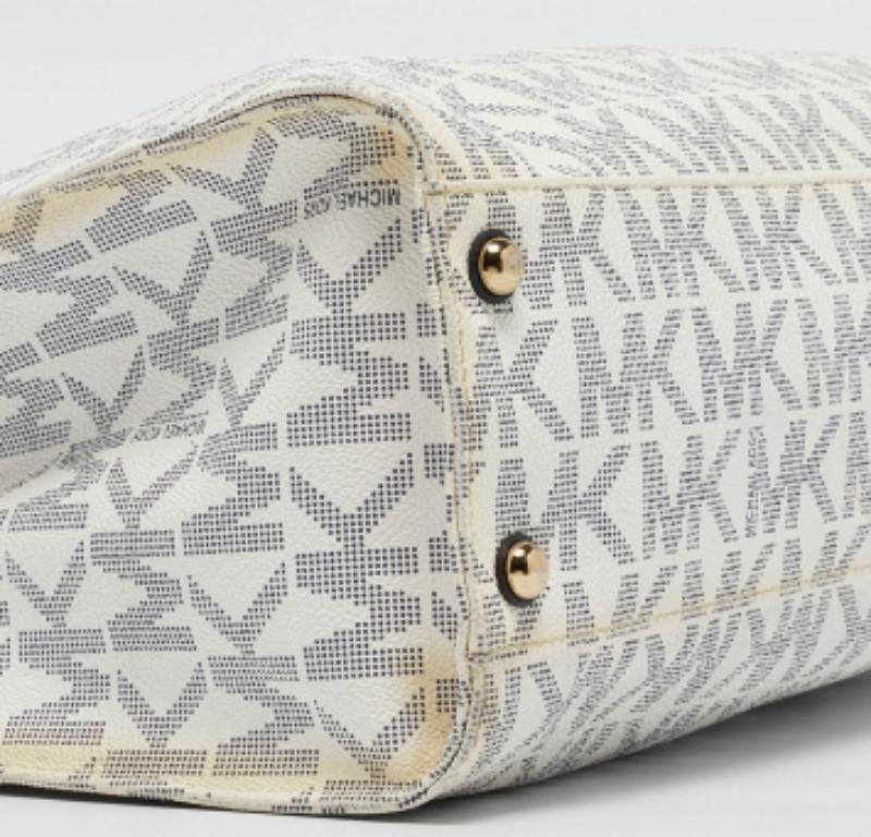 Conosciuto per la creazione di modelli eleganti, sofisticati e senza tempo, questo è un marchio su cui vale la pena investire. Le borse che escono dall'atelier di questo marchio sono squisite. Questa borsa non è da meno. È stato realizzato con