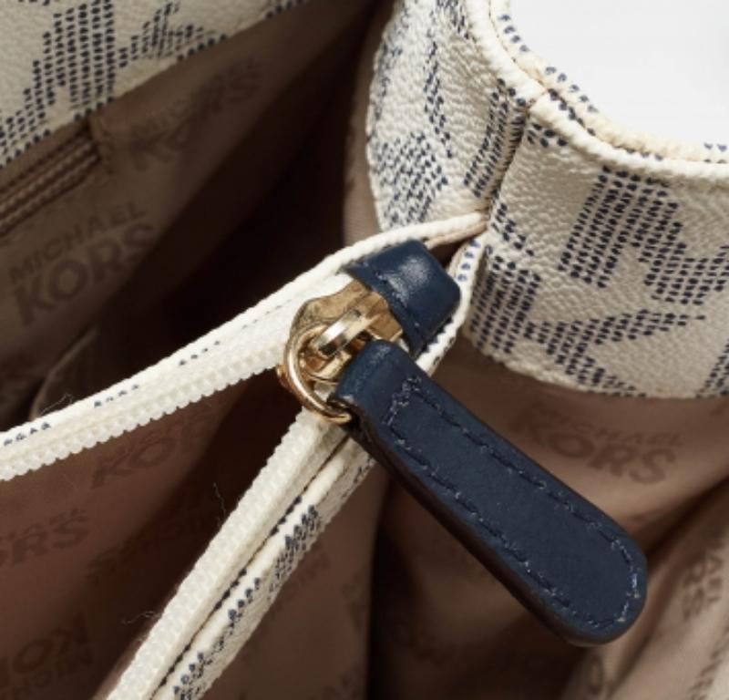 Donna Michael Michael Kors Tote in tela rivestita bianca/blu, East West Hamilton in vendita