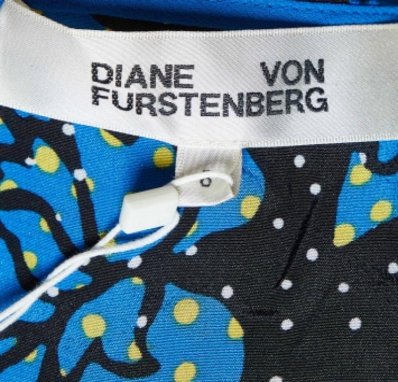 Diane von Furstenberg Callow - Tuta con scollo ad aletta in seta stampata nera M. In condizioni buone in vendita a Dubai, Al Qouz 2