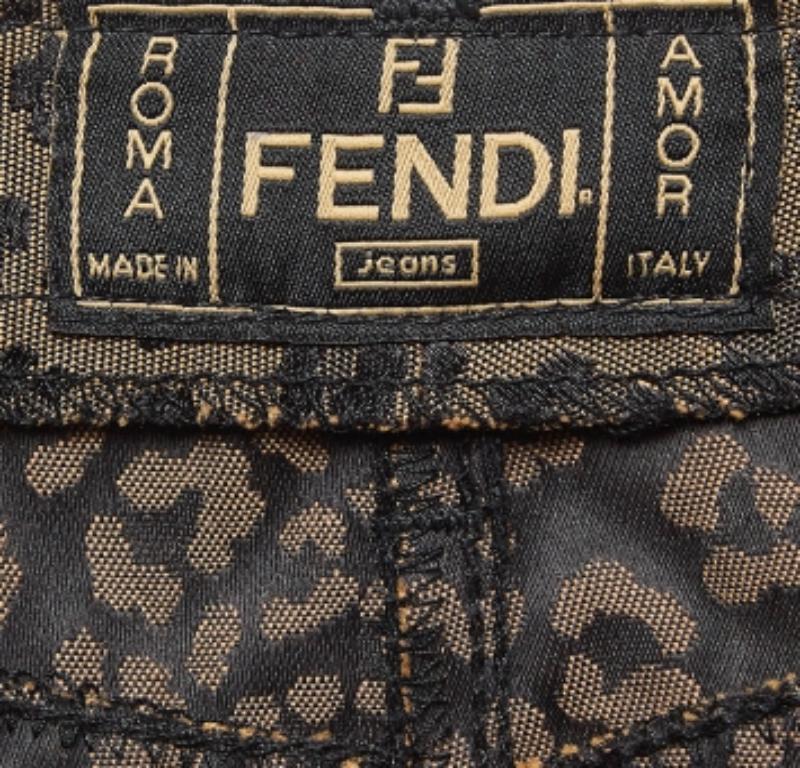 Merece la pena añadir esta elegante falda a tu armario Elaborado con materiales nobles, está exquisitamente diseñado con una forma favorecedora.