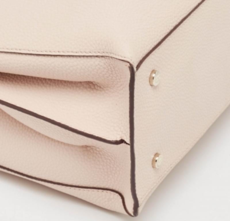 Tote Noho de DKNY en piel de guijarro rosa en Bueno estado para la venta en Dubai, Al Qouz 2