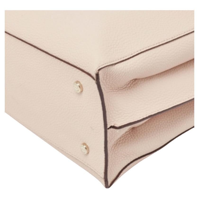 Este atractivo bolso tote para mujer ha sido diseñado para acompañarte en cualquier día. Cómodo de llevar y con un diseño moderno, el bolso se corta con habilidad y se cose para darle una forma estupenda. Está bien equipado para ser un accesorio