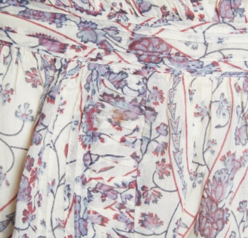 Questa deliziosa gonna è splendidamente cucita con un tessuto pregiato. Questa comoda gonna griffata ha una silhouette lusinghiera. Abbinalo a un semplice top e a tacchi a spillo per un look chic.