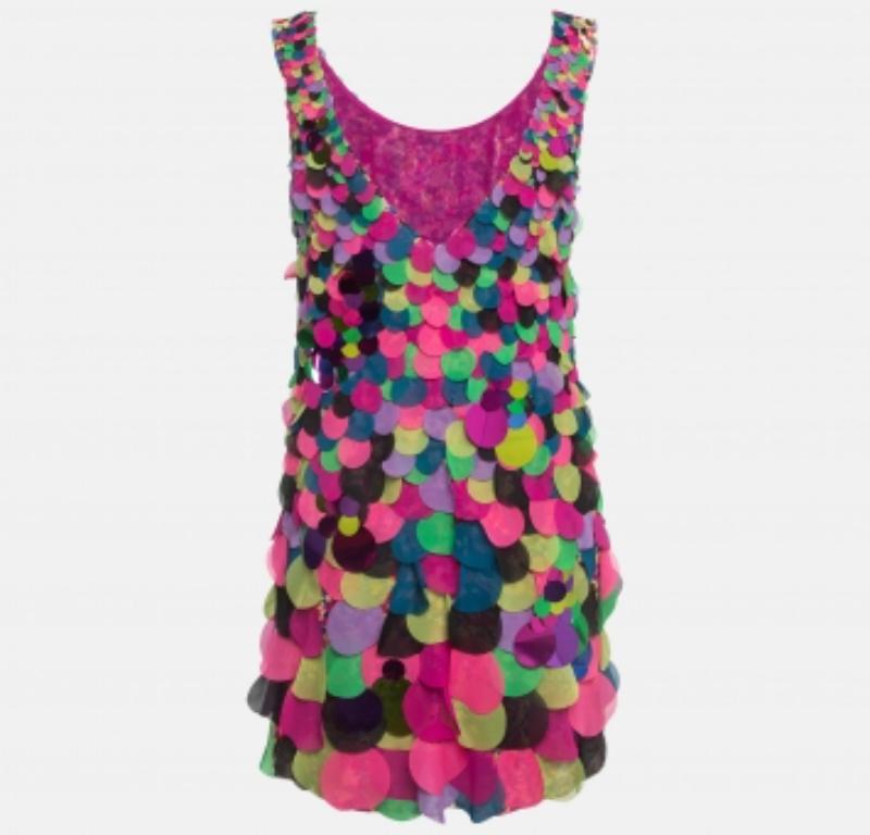 Cette robe de créateur est un vêtement chic et stylé qui respire l'élégance et la sophistication. Avec son design élégant, sa silhouette flatteuse et sa confection de haute qualité, cette robe est parfaite pour toute occasion spéciale ou soirée,