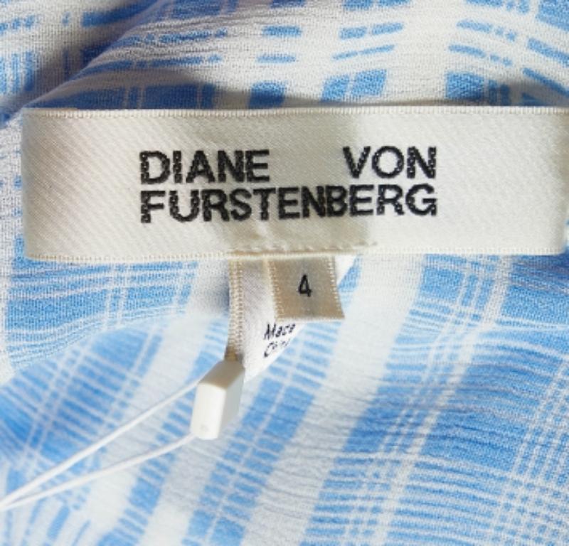 Diane von Furstenberg Camisa de crepé estampada azul y blanca M Azul en venta