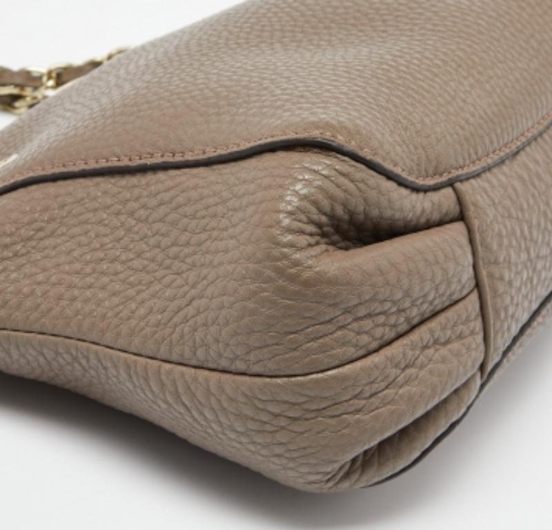 DKNY Borsa a tracolla con catena in pelle beige In condizioni discrete in vendita a Dubai, Al Qouz 2