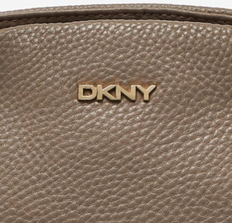 Donna DKNY Borsa a tracolla con catena in pelle beige in vendita