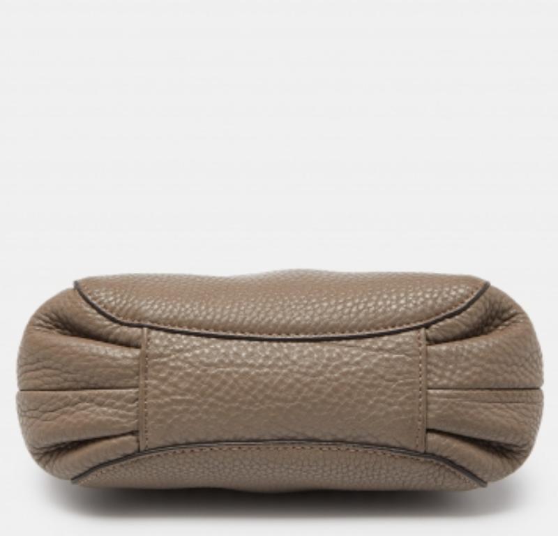 DKNY Borsa a tracolla con catena in pelle beige in vendita 1