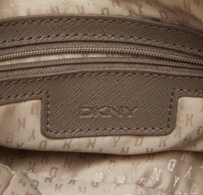 DKNY Borsa a tracolla con catena in pelle beige in vendita 3